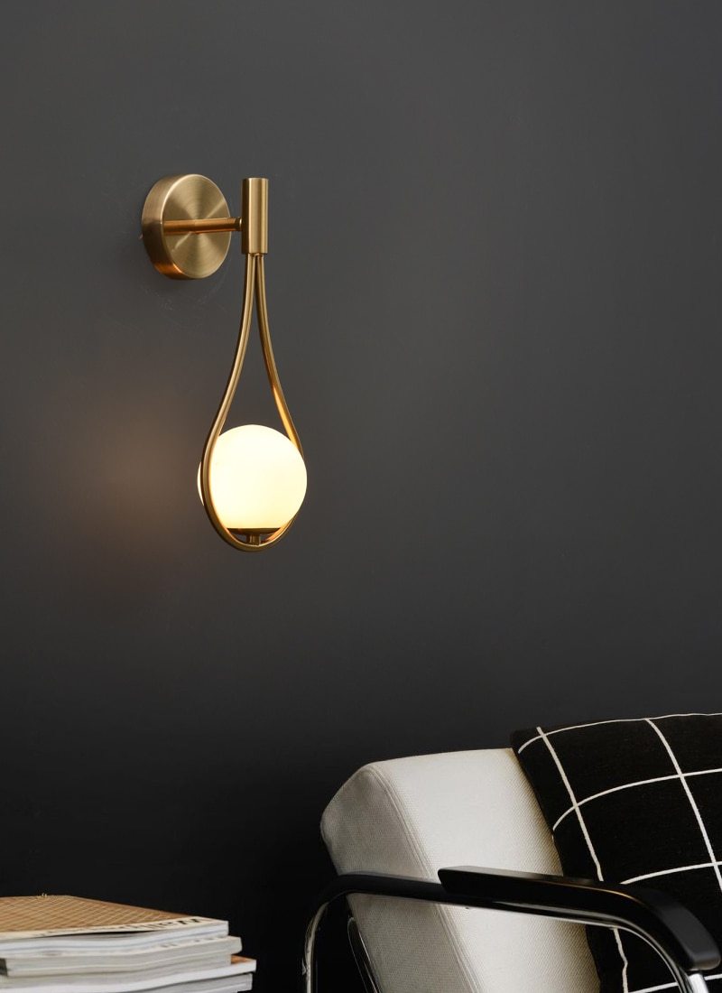 Aurora - Goldene Wandleuchte mit Glas-Globus