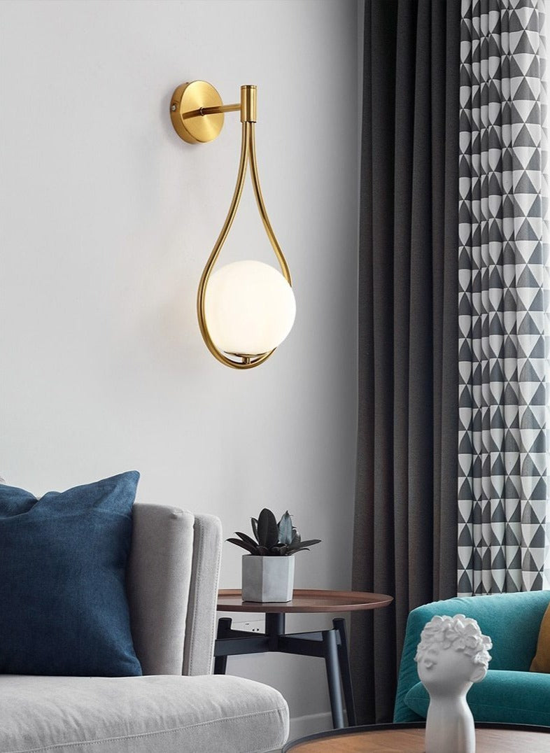 Aurora - Goldene Wandleuchte mit Glas-Globus