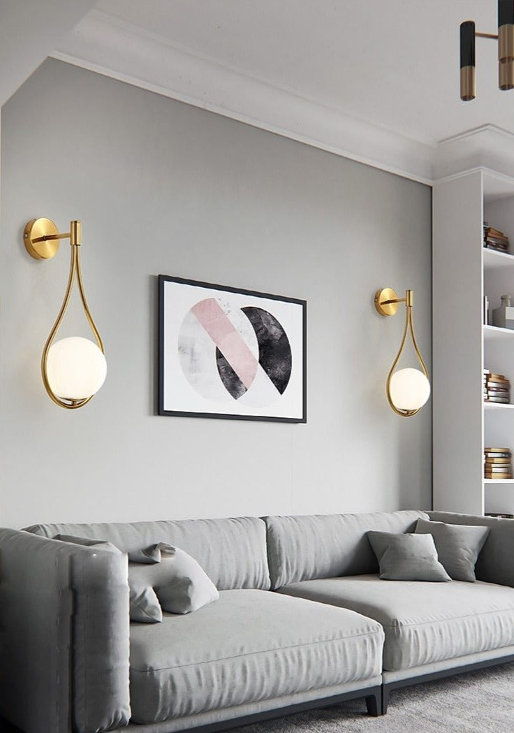Aurora - Goldene Wandleuchte mit Glas-Globus