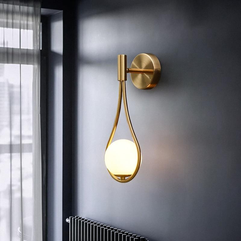 Aurora - Goldene Wandleuchte mit Glas-Globus