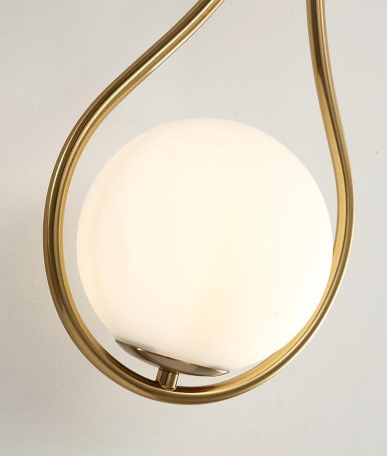 Aurora - Goldene Wandleuchte mit Glas-Globus