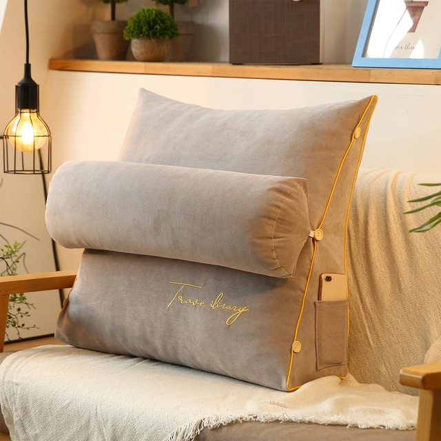 Pilar – Dreieckpillow mit Stickerei & Kopfunterstützung