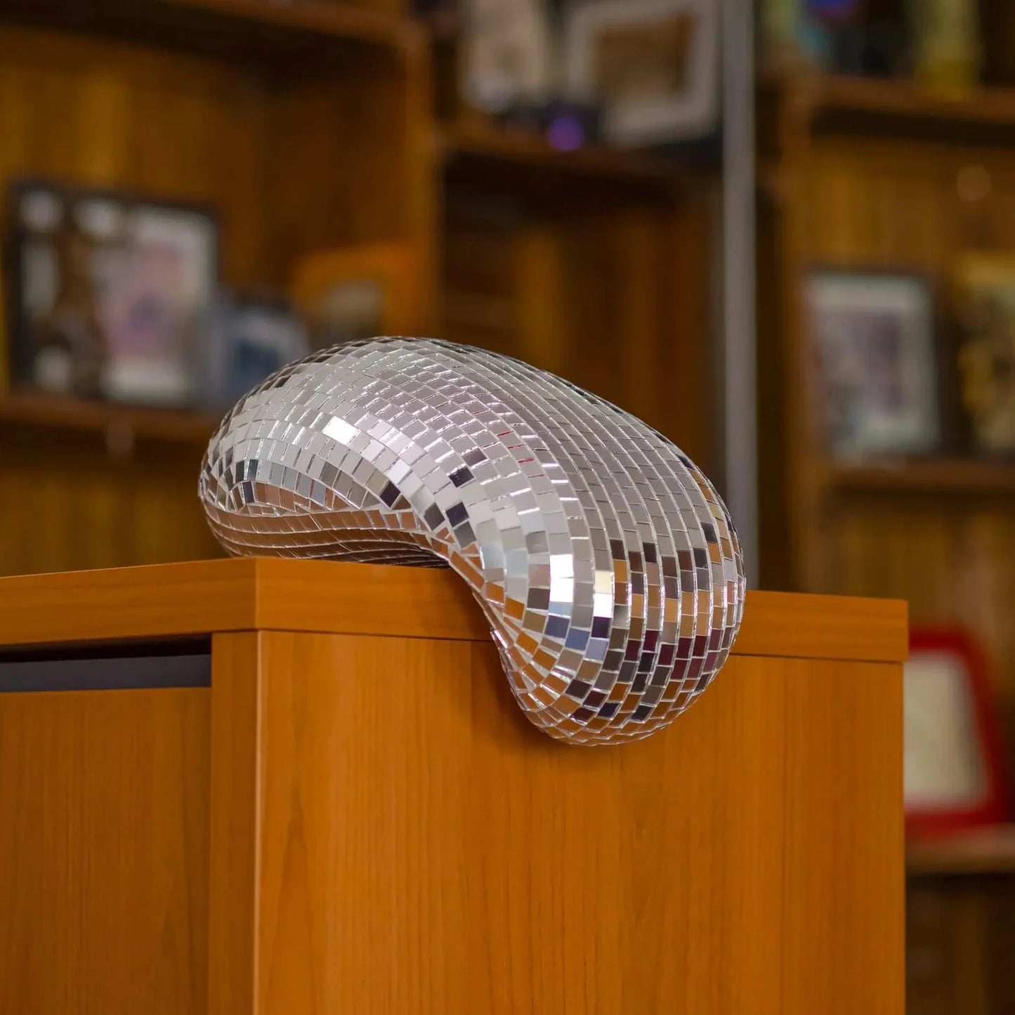 DiscoDrip – Schmelzende Discokugel-Deko für stylische Räume