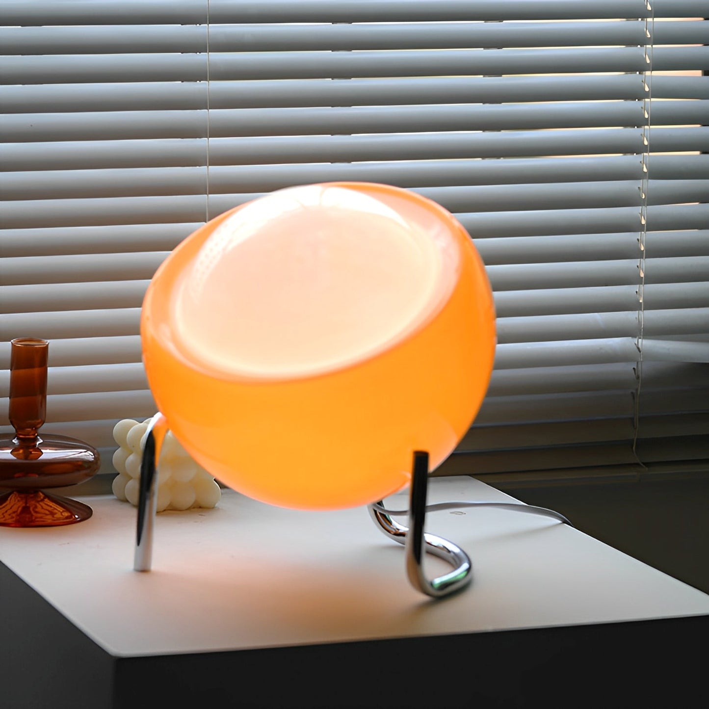 Aurelia – Retro-Stil Bauhaus Tischleuchte mit Glasdesign