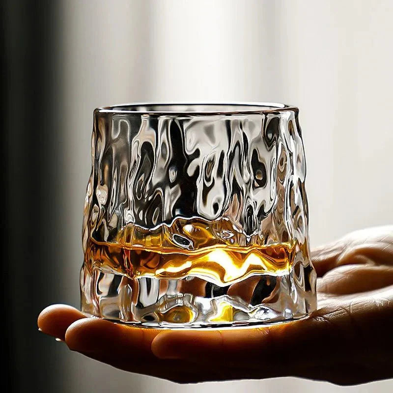 WaveWhisk – Whiskyglas mit strukturiertem Welleneffekt