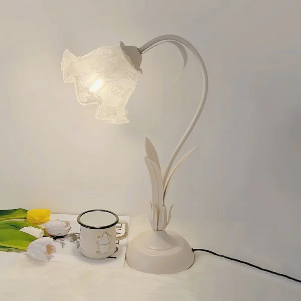 Inga – Vintage Verstellbare Blumen Tischlampe