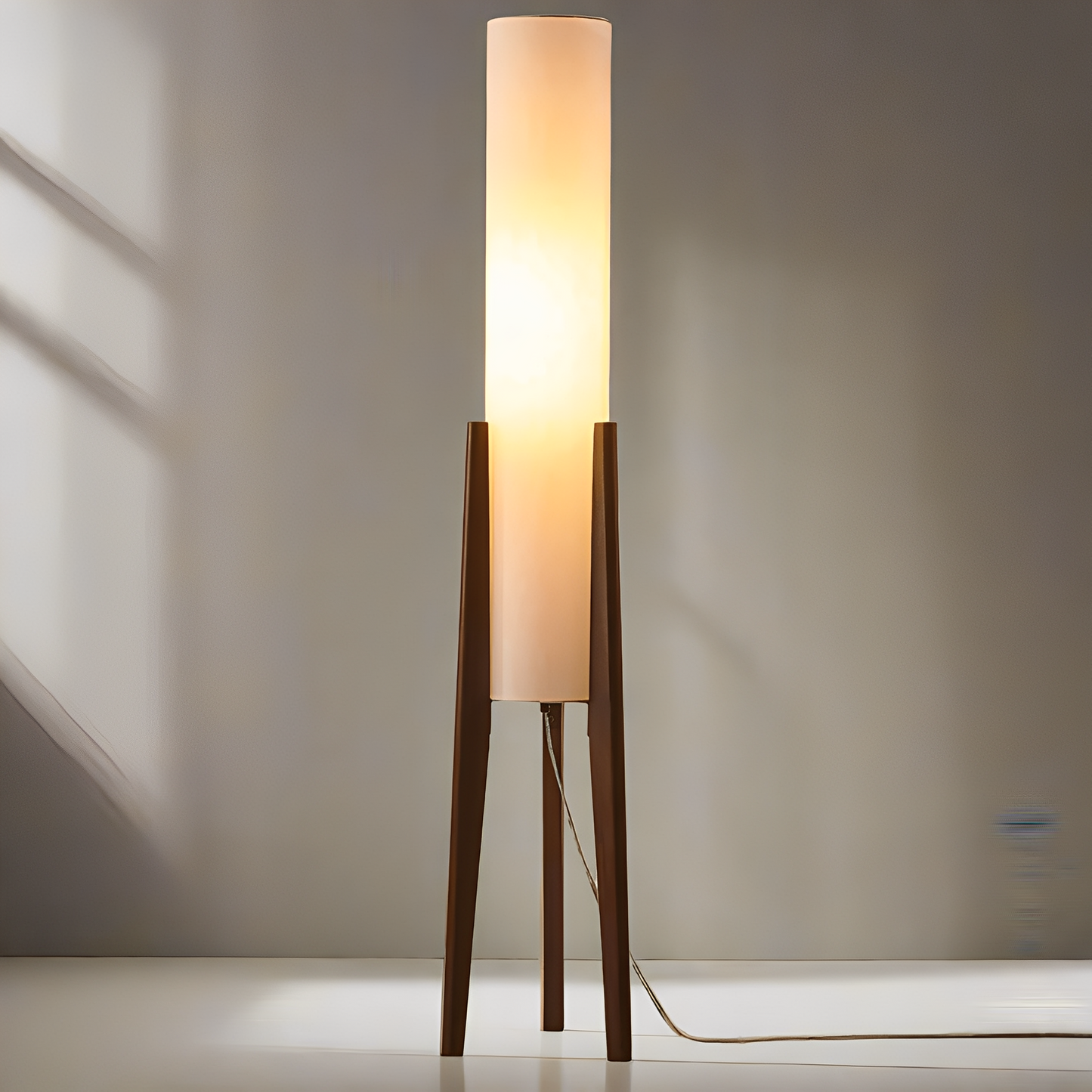 Edda – Stehlampe aus Walnussholz