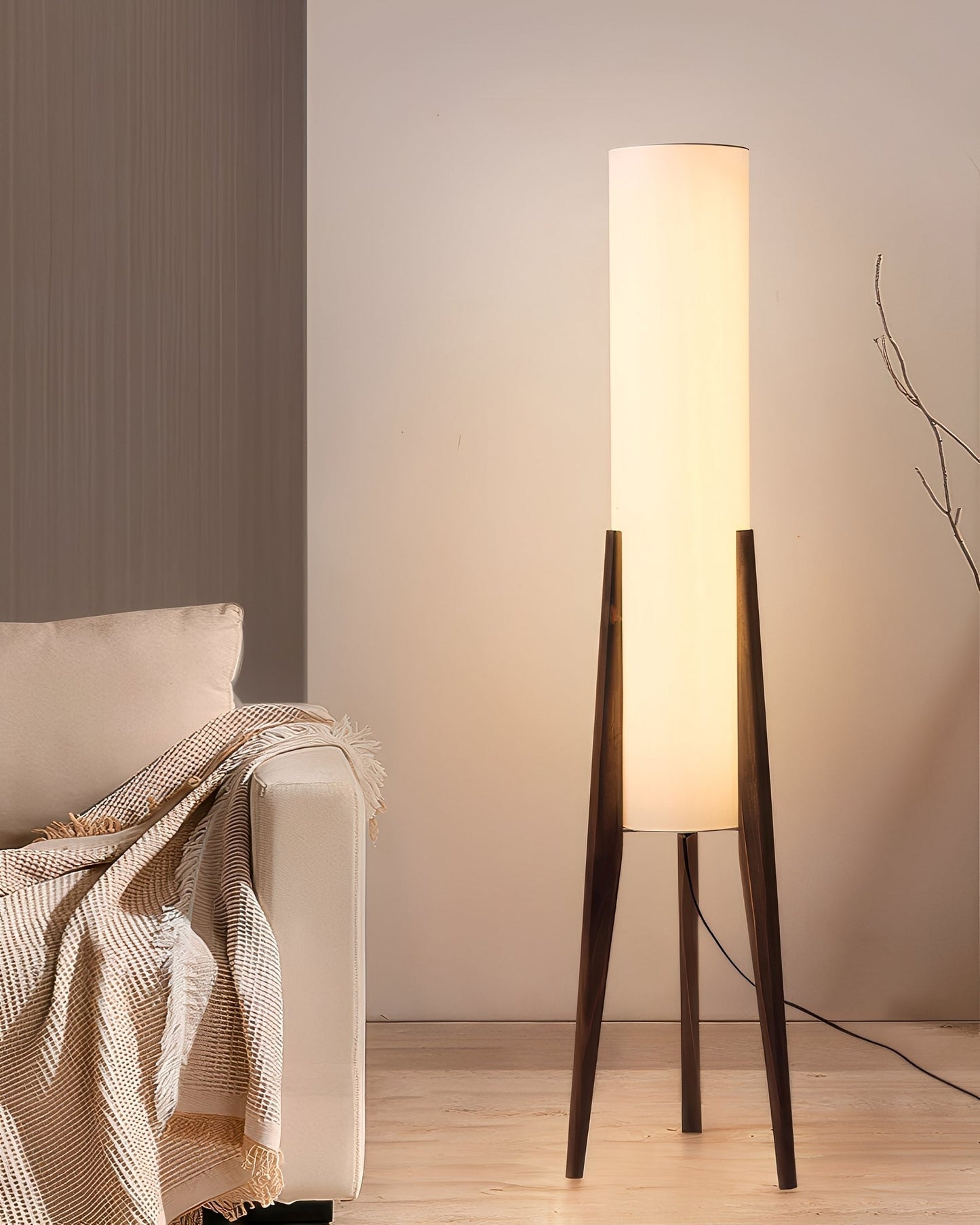 Edda – Stehlampe aus Walnussholz