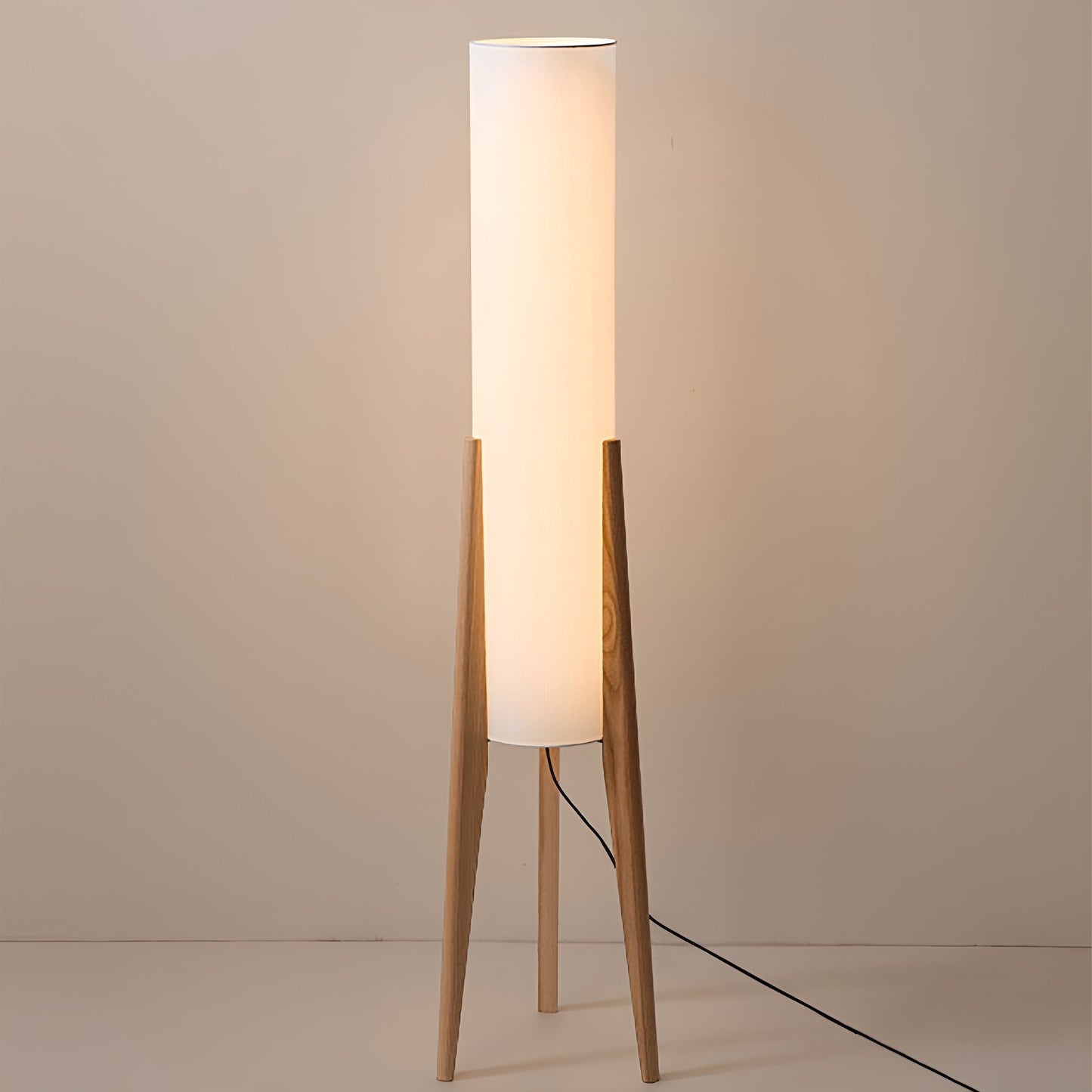 Edda – Stehlampe aus Walnussholz