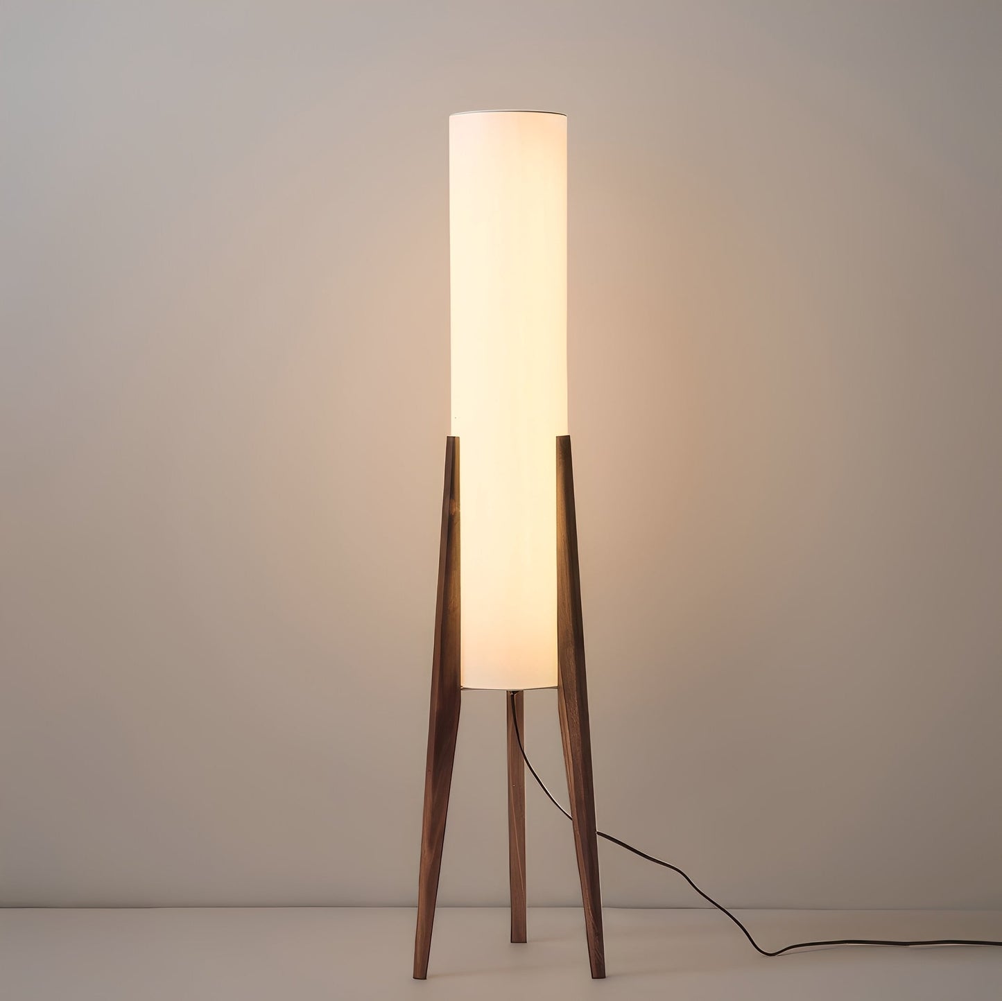 Edda – Stehlampe aus Walnussholz