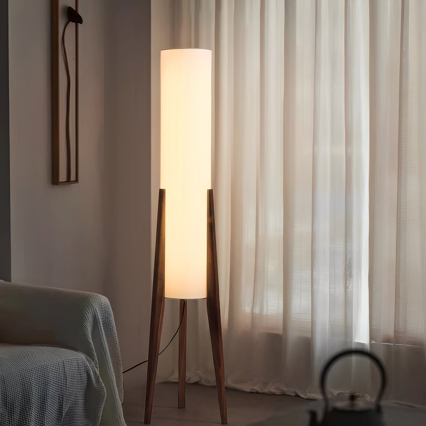 Edda – Stehlampe aus Walnussholz