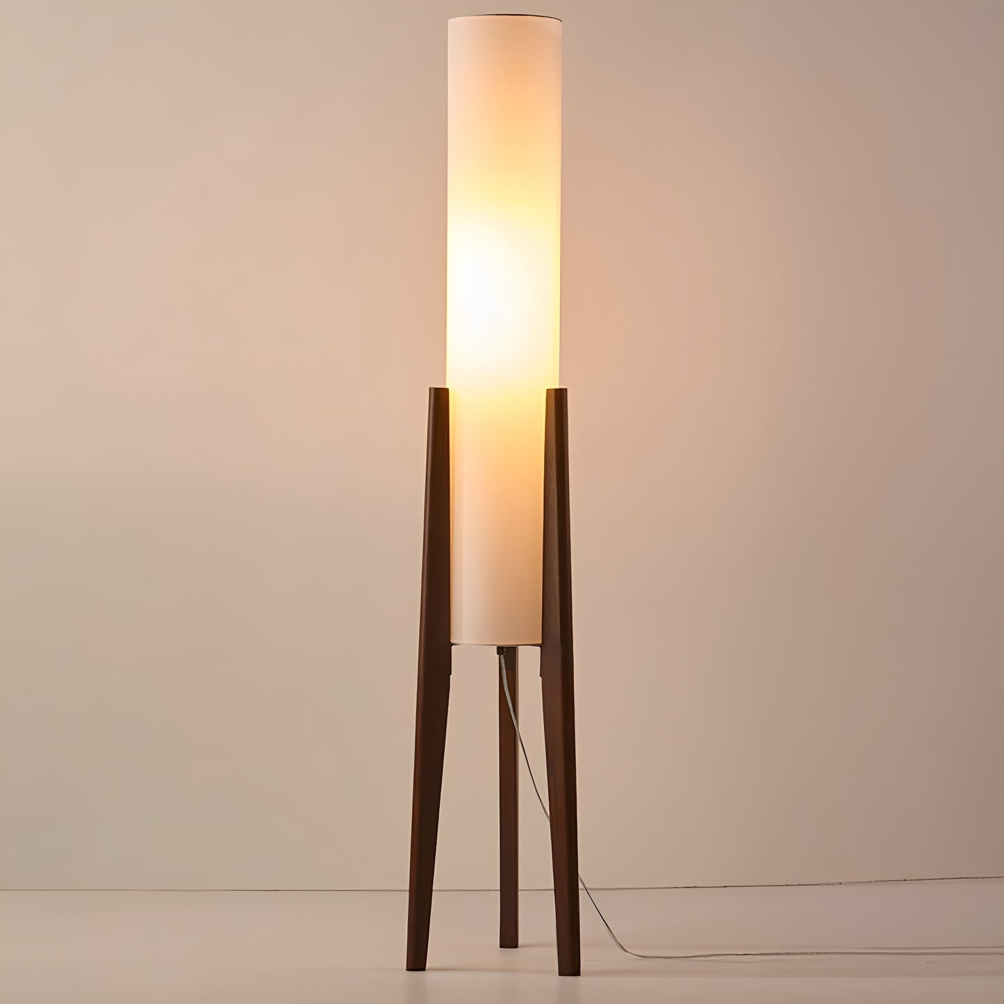 Edda – Stehlampe aus Walnussholz