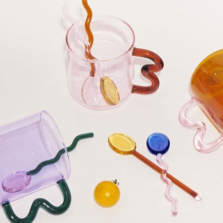 TwistSpoon – Bunter Glaslöffel mit verspieltem Wellenmuster