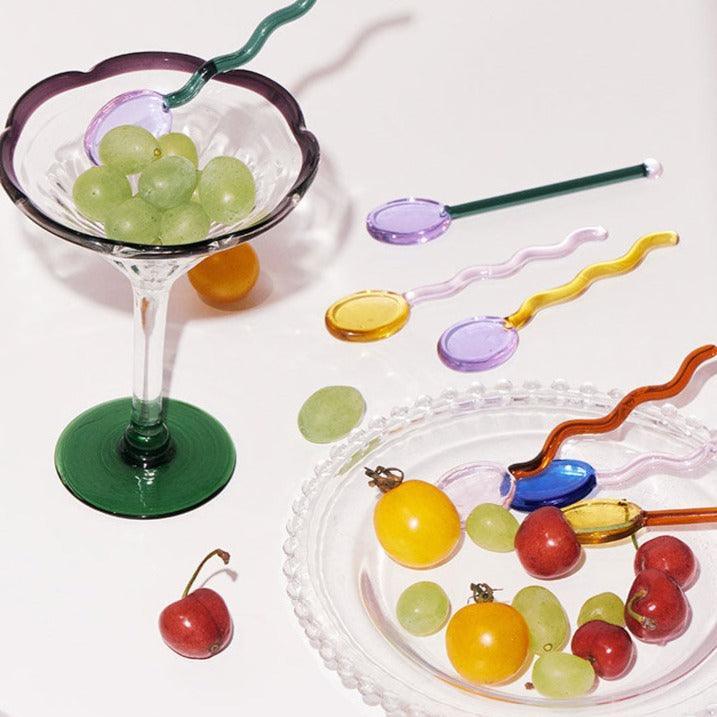 TwistSpoon – Bunter Glaslöffel mit verspieltem Wellenmuster