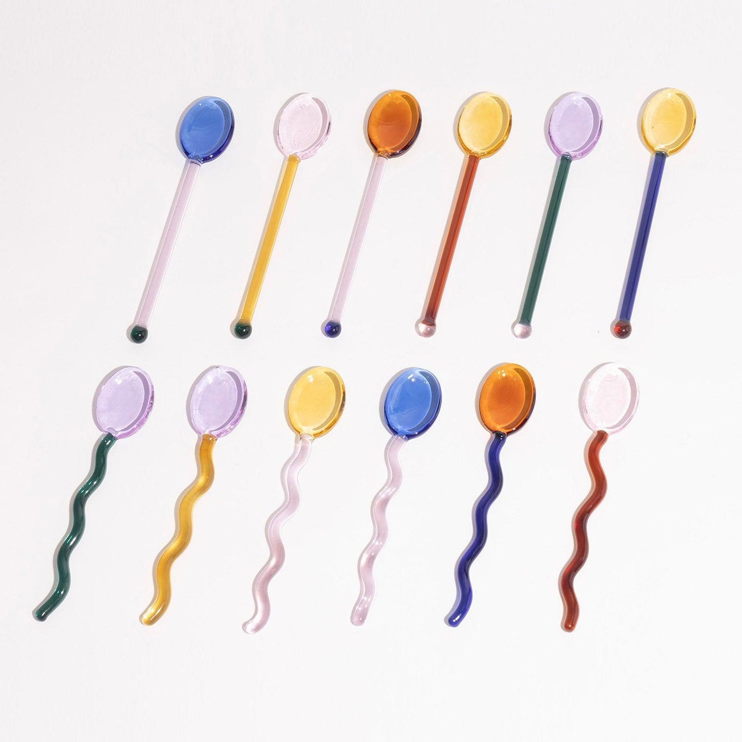 TwistSpoon – Bunter Glaslöffel mit verspieltem Wellenmuster