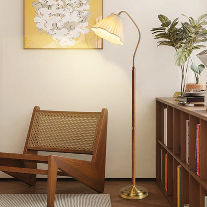 Leandro – Stehlampe aus massivem Holz