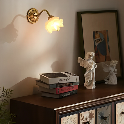 Flora – Vintage-Stil Wandlampe mit Blumen-Glas und Kupfer-Look