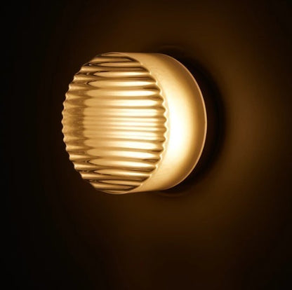 Inga – Nordische Wandlampe mit Strukturglas