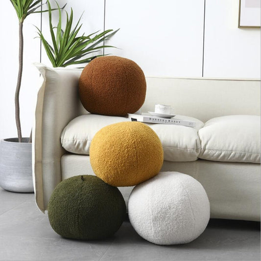 Orla – Bouclé Ball-Kissen im skandinavischen Stil