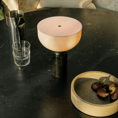 Raja – Schicke Tischlampe mit Marmorfuß und stilvollem Design