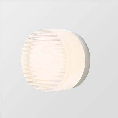 Inga – Nordische Wandlampe mit Strukturglas