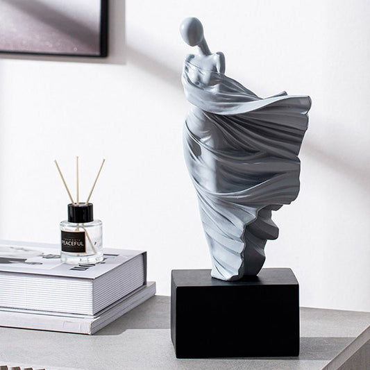Meilin – Kunstfigur im skulpturalen Design