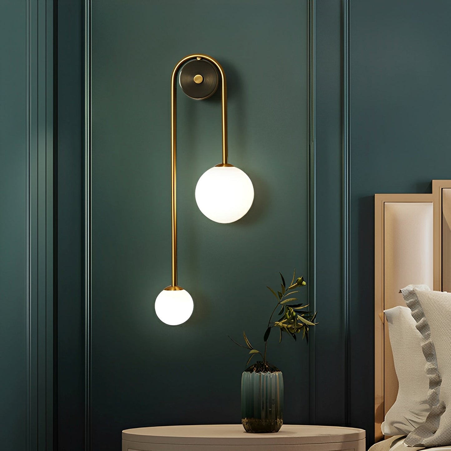 Selene – Wandleuchte aus Messing mit Opalglas