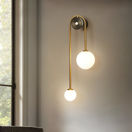 Selene – Wandleuchte aus Messing mit Opalglas