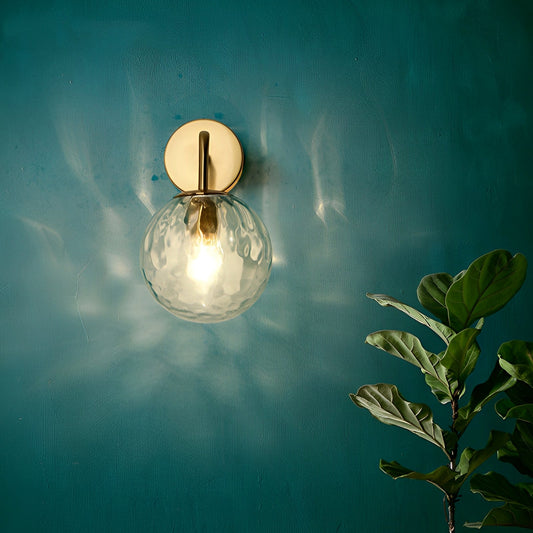 Aurelia – Wandlampe mit Kugelglas im Rillenmuster
