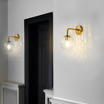 Aurelia – Wandlampe mit Kugelglas im Rillenmuster