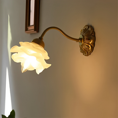 Flora – Vintage-Stil Wandlampe mit Blumen-Glas und Kupfer-Look