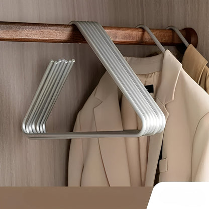 Hikari – Moderner Kleiderständer in Gold & Silber