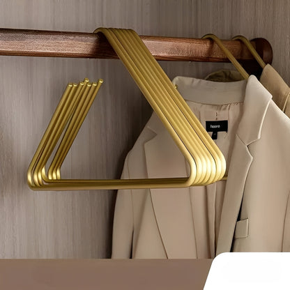 Hikari – Moderner Kleiderständer in Gold & Silber