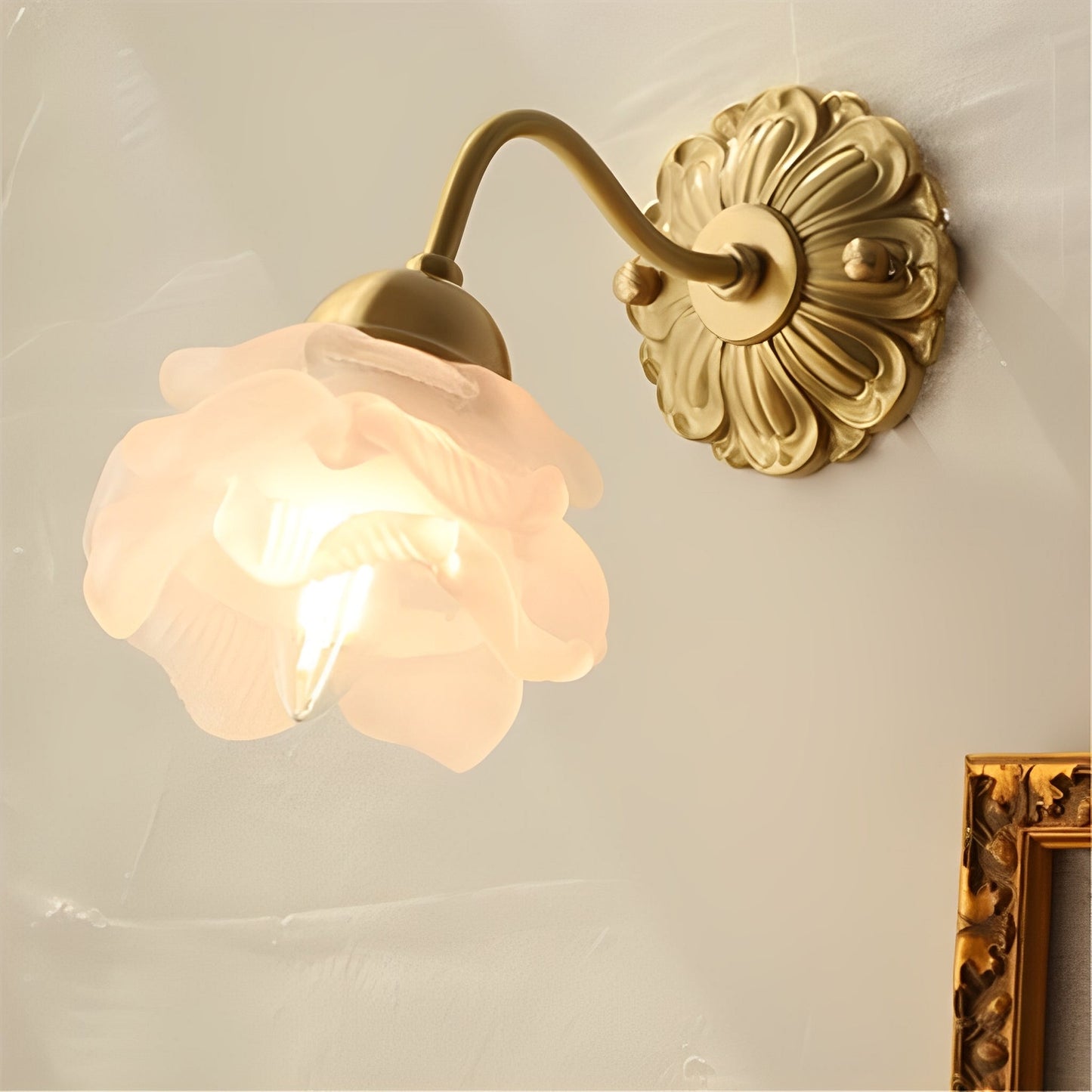 Flora – Vintage-Stil Wandlampe mit Blumen-Glas und Kupfer-Look