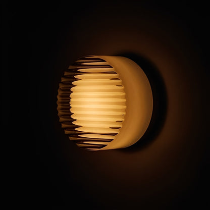 Kira – Skandinavische Wandlampe mit Wellenmuster