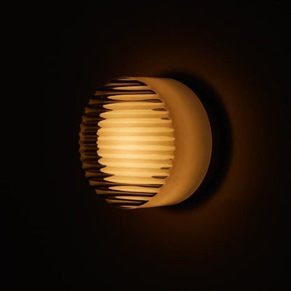 Inga – Nordische Wandlampe mit Strukturglas