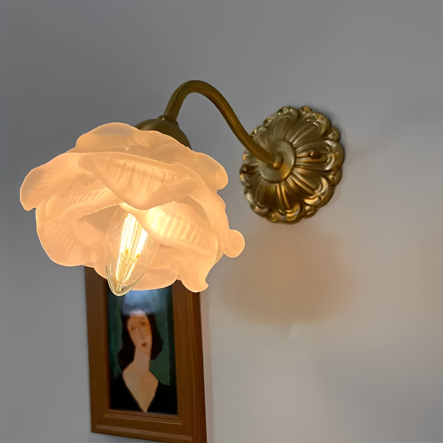 Flora – Vintage-Stil Wandlampe mit Blumen-Glas und Kupfer-Look