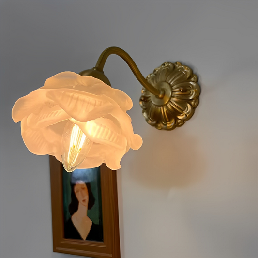 Flora – Vintage-Stil Wandlampe mit Blumen-Glas und Kupfer-Look