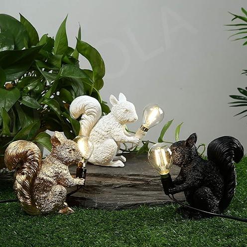 SkandiSquirrel – Niedliche Designer-Tischlampe mit Eichhörnchen