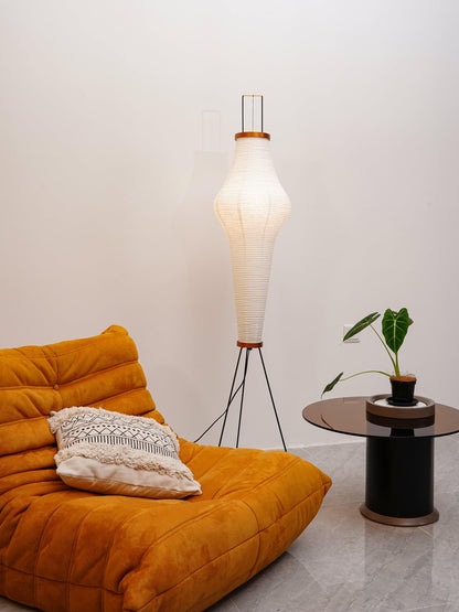 Noa – Stehlampe aus Reispapier: Schlichte Ruhe als Licht