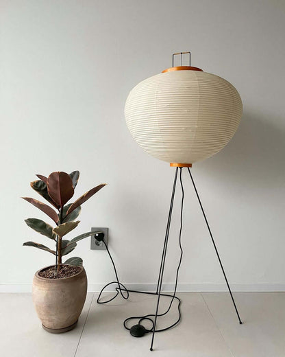 Noa – Stehlampe aus Reispapier: Schlichte Ruhe als Licht
