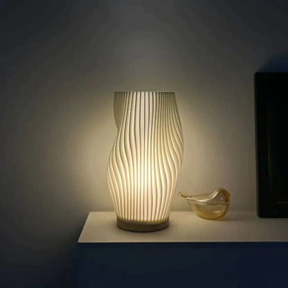 Nerea – Zeitgemäße Wavecrest Tischlampe