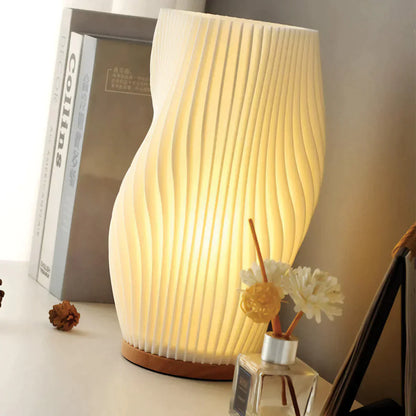 Nerea – Zeitgemäße Wavecrest Tischlampe
