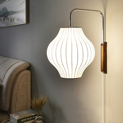 Isolde – Kreative Wandlampe in Seidenoptik