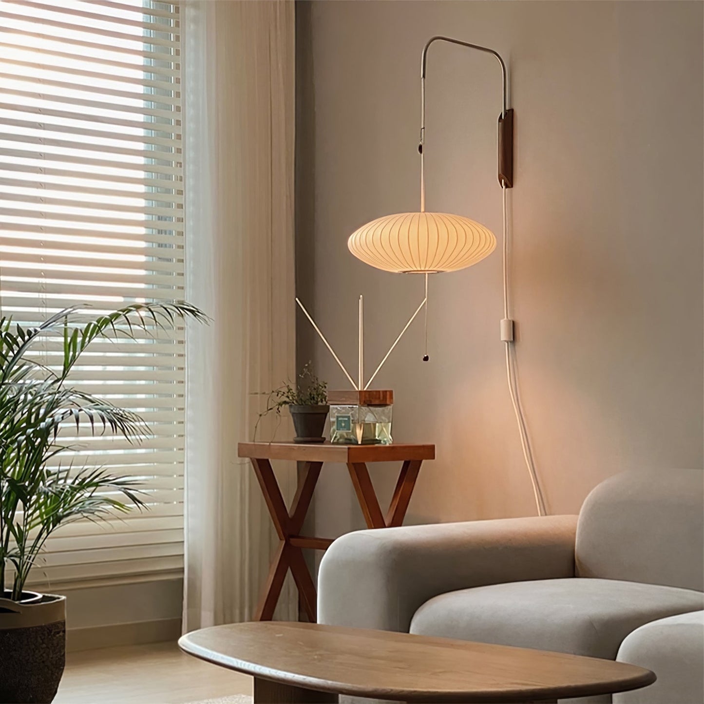Isolde – Kreative Wandlampe in Seidenoptik
