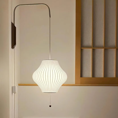 Isolde – Kreative Wandlampe in Seidenoptik