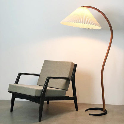 Selina – Skandinavische Stehlampe im Retro-Look
