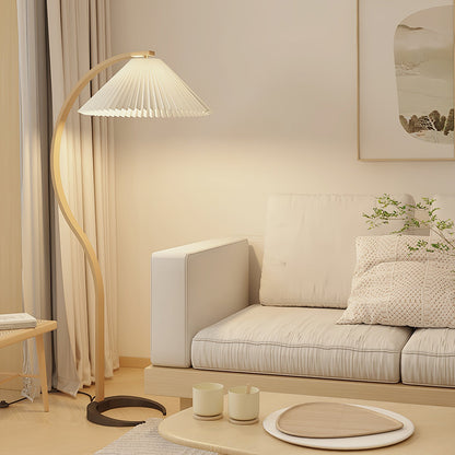 Selina – Skandinavische Stehlampe im Retro-Look