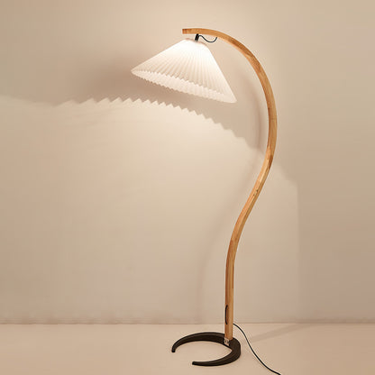 Selina – Skandinavische Stehlampe im Retro-Look