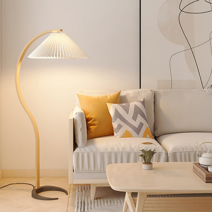Selina – Skandinavische Stehlampe im Retro-Look